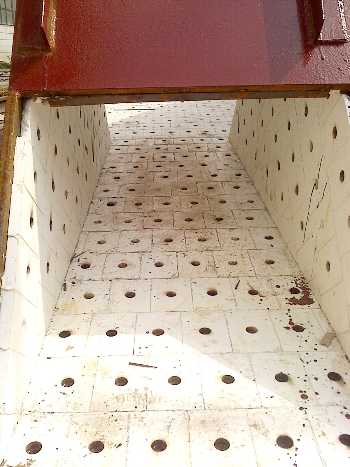 What kind of abrasion resistant material should be used as chute linings?